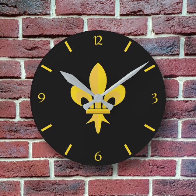 Redondo Fleur de Lis Dourado no Relógio Negro (Gold Fleur de Lis on Black Clock)