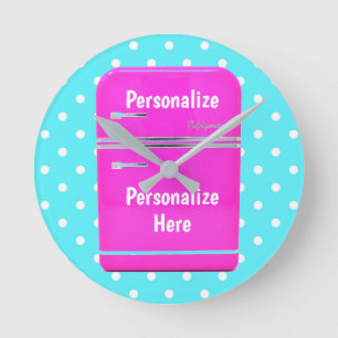 Redondo Frigorífico cor-de-rosa Kitschy no relógio da boli