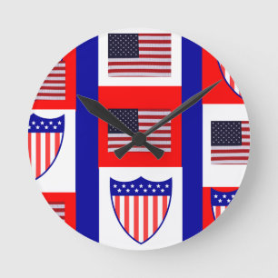 Redondo relógio de bandeira americano