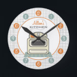 Redondo Relógio Personalizado de Cozinha de Reserva<br><div class="desc">Um relógio com ilustração de um fogão de cozinha bege retrô. Personalize com seu nome sobre ilustração.  O relógio apresenta números brancos em pontos laranja e azuis.</div>