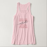 Regata Meninas Trip Personalizadas Destino Rosa<br><div class="desc">Moças Personalizadas Fim de Semana Trip Personalizadas Tanque Rosa Topo com texto e texto editáveis para sua data,  destino ou local,  nome e citação divertida como "besties,  buds e bebidas" faz uma manutenção divertida e útil para seu viagem ou damas de honra.</div>