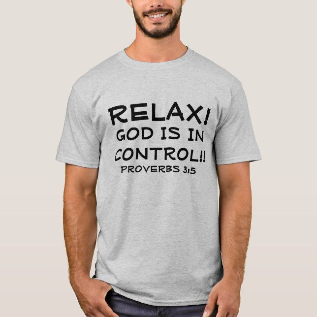 Relaxe o deus está no t-shirt do verso da bíblia (Frente)