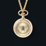 Relógio A apicultura é Dourada 100% PURA feita por abelha<br><div class="desc">A ilustração da abelha de mel em uma camada de ouro metálico parece impressionante neste lindo relógio de ouro metálico. Excelente para promover seu nome apiário e seus produtos de mel!</div>