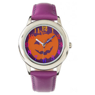 Relógio Abóbora Laranja Halloween em Pumpkin no Fundo Puro