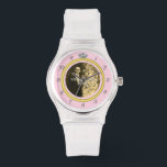 Relógio Anel de Casamento com Diamante bonito com Foto a R<br><div class="desc">Este elegante relógio personalizado tem um visual de anel de diamante. A banda de ouro forma um círculo com números de relógio de prata em volta do exterior, o "12" substituído pela imagem de um diamante. Tudo se destaca corajosamente sobre um fundo rosa (veja variações de cor sob "Casamentos" em...</div>