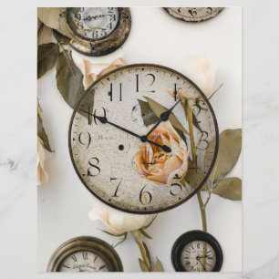 Relógio antigo vintage e rosas e folhas brancas