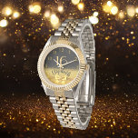 Relógio arco elegante do nome do ouro preto de 16 anos<br><div class="desc">Elegante, clássico, glamouroso e feminino. Um arco e fita coloridos de ouro, um pouco de bico e luxo para um presente de aniversário ou guarnição. Fundo preto. Modelos para o nome dela e os 16 anos. O nome é escrito com um moderno estilo escrito à mão. Números coloridos do ouro...</div>