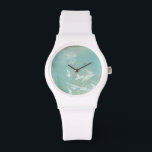 Relógio Aves Brancas Voando Através Do Céu Azul<br><div class="desc">Megan Meagher criou esta impressão de pássaros brancos voando através de um céu azul. Um quadro pacífico,  o branco das aves e o azul do fundo se misturam muito bem. Peça o seu hoje!</div>