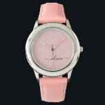 Relógio Blush Dusty Pink Modern Script Girly Monograma Nom<br><div class="desc">Controle de Nome do Monograma Simples de Script Pink com Blush. Isto faz o doce e perfeito aniversário de 16 anos,  casamento,  chá de panela,  aniversário,  chá de fraldas ou festa de solteira presente para alguém que ama luxo de luxo e estilos quíticos.</div>