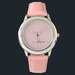 Relógio Blush Dusty Pink Modern Script Girly Monograma Nom<br><div class="desc">Controle de Nome do Monograma Simples de Script Pink com Blush. Isto faz o doce e perfeito aniversário de 16 anos,  casamento,  chá de panela,  aniversário,  chá de fraldas ou festa de solteira presente para alguém que ama luxo de luxo e estilos quíticos.</div>