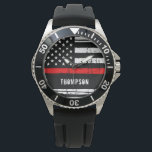 Relógio Bombeiro Fino da Linha Vermelha Personalizado<br><div class="desc">Thin Red Fireglass Watch - design de bandeira americana em cores de bandeira de bombeiro, design angustiado. É um belo presente para o seu bombeiro ou bombeiro favorito. Presente de aposentadoria ou presente de apreciação de bombeiros excelentes. Personalize com o nome. COPYRIGHT © 2020 Judy Burrows, Black Dog Art -...</div>