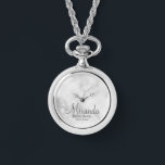 Relógio Bridesmaid Personalizado de Script Moderno<br><div class="desc">Adicione um toque pessoal ao seu casamento com um presente personalizado de madrinha. Este design apresenta o nome personalizado da dama de honra no estilo de fonte moderna da cinza com o título e a data de casamento no estilo de fonte sans moderno da cinza em fundo de mármore branco....</div>