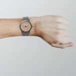 Relógio Brown Business Marca sobre o Men's Watch<br><div class="desc">O logotipo da sua empresa em fundo castanho no relógio masculino. Acessório que você pode incluir em seus produtos de promocional, fornecer itens ou presentes aos seus clientes ou clientes para anunciar sua empresa ou promover sua marca. Observe personalizável que você pode colocar o logotipo de sua empresa para criar...</div>