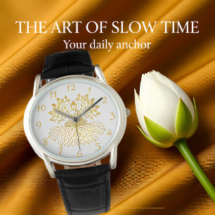 Relógio Buda ouro cercado pela natureza.