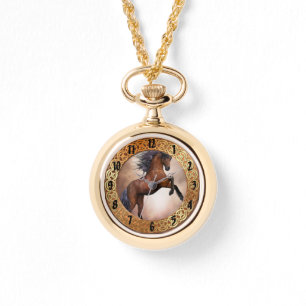 Relógio Cavalo castanho da Frísia que se cria com nuvens n