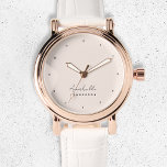 Relógio Cor-de-rosa-branco monograma | Feminina Minimalist<br><div class="desc">Um simples design de monograma personalizado na moda com uma tipografia moderna e minimalista de escrita manuscrita, emparelhada com uma tipografia de blocos a preto sobre um fundo rosa-claro e elegante. O nome do monograma pode ser facilmente personalizado para fazer um design tão único quanto você! O presente ou acessório...</div>