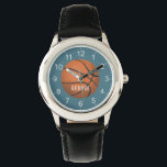 Relógio Crianças de basquete de esporte azul<br><div class="desc">Este lindo e moderno observatório de crianças apresenta uma bola de basquete,  com um fundo azul. O relógio pode ser personalizado com o nome dos seus rapazes,  e números claros,  o presente perfeito para qualquer amante desportivo.</div>