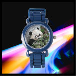 Relógio Crianças Giant Panda, Pulso Azul Da Pulseira De Si<br><div class="desc">O rosto desse relógio de panda fofo para crianças é minha fotografia original tirada em Chengdu, China. É um adorável panda gigante comendo bambu. Que presente de Natal ou aniversário excelente para uma criança que ama pandas! Ele pode ser personalizado com o nome da criança ou o texto de exemplo...</div>