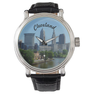 Relógio da skyline de Cleveland, o Rio Ohio