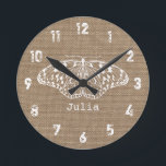 Relógio de Borboleta Inspirada por Burlap<br><div class="desc">Um relógio com uma foto de burlap como fundo. Ilustração da borboleta no centro. Personalize com seu nome.</div>