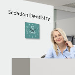 Relógio de Dentist Office<br><div class="desc">Relógio moderno do escritório Dentista em uma design de tendências,  incluindo um símbolo de dente e um gráfico de sorriso desenhado com tipografia na moda gráfica e cor de fundo que você pode mudar se precisar. Projetado para um escritório de odontologia para encorajar sorriso e atitude positiva.</div>