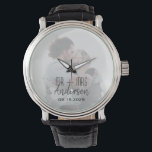 Relógio de Foto Personalizado para Recém-Casados<br><div class="desc">Celebre seu para sempre com um relógio de foto de casamento personalizado! Este elegante relógio,  apresentando uma imagem personalizada e design "Sr. e Sra.",  é um souvenir significativo para recém-casados ou um presente de aniversário de casamento sincero.</div>