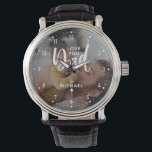 Relógio de Foto Personalizado "Te amo Pai"<br><div class="desc">Celebre cada momento com este relógio de pulso personalizado com foto para o Papai, apresentando um fundo de imagem personalizado e a mensagem sincera “Eu Te Amo Papai” exibida em uma fonte ousada e elegante ao longo do mostrador. Abaixo da mensagem, um nome personalizado adiciona um toque extra-especial, tornando esta...</div>