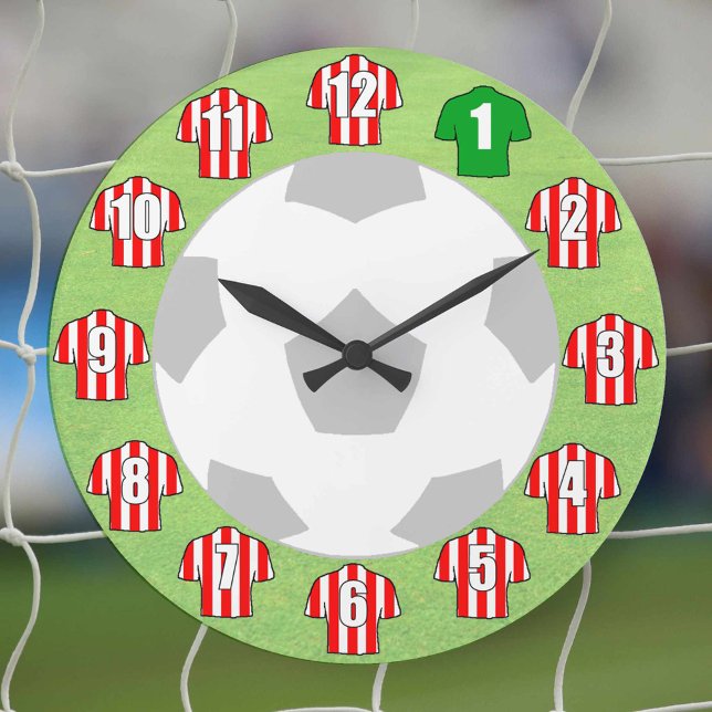 Relógio de futebol - com camisas listradas vermelh (Red and white striped football shirts on a wall clock.)