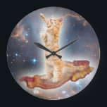 Relógio de Gato de Surfe de Bacon<br><div class="desc">BLOCO INCRÍVEL com um GATO INCRÍVEL em um BACON INCRÍVEL em ESPAÇO INCRÍVEL... . INCRÍVEL!</div>