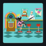 Relógio de Parede Acrínica com Fonte de Soda Retro<br><div class="desc">Serve algo especial com este Reltro Soda Fountain Acrylic Wall Clock. A arte minimalista, a design de desenho animado mostra o interior do lugar mais legal da cidade. É uma fonte de refrigerante de 1950, em toda sua glória de gatinho! No cenário de um aqua wall, podemos ver posters anunciando...</div>