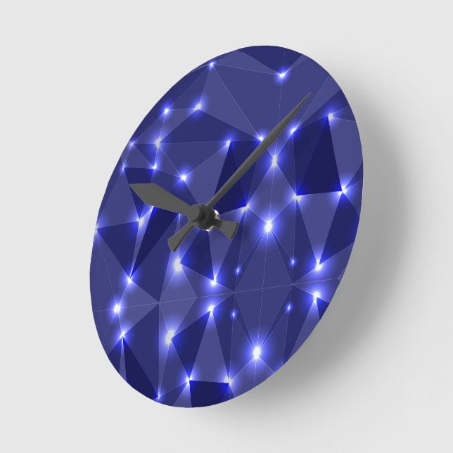 Relógio de parede com um design azul low-poly e br (Ângulo)