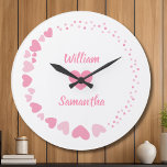 Relógio de Parede Coração Personalizado para Casal<br><div class="desc">Celebre o amor de uma forma atemporal com este relógio de parede personalizado em forma de coração para casais,  customizado com seus nomes para um toque verdadeiramente significativo. Projetado com corações românticos suaves e tipografia elegante,  este relógio transforma momentos cotidianos em memórias duradouras.</div>