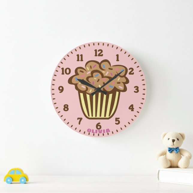 Relógio de Parede Cupcake Fofo com Nome Personaliz (Cupcake wall clock with custom name.)