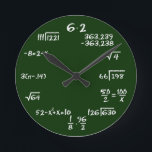 Relógio de Parede de Matemática e Física<br><div class="desc">Esse legal design é composto de múltiplos cálculos matemáticos que equivalem à hora do relógio. Ideal para um professor de matemática ou para alguém que ama matemática.</div>