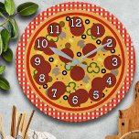 Relógio de Parede de Pizza Engraçado<br><div class="desc">O presente perfeito para qualquer amante de pizza,  este relógio de parede apresenta uma pizza deluxe em um clássico impressão de gingham vermelho,  semelhante a toalhas de mesa que você encontraria em qualquer pizzaria clássica.</div>