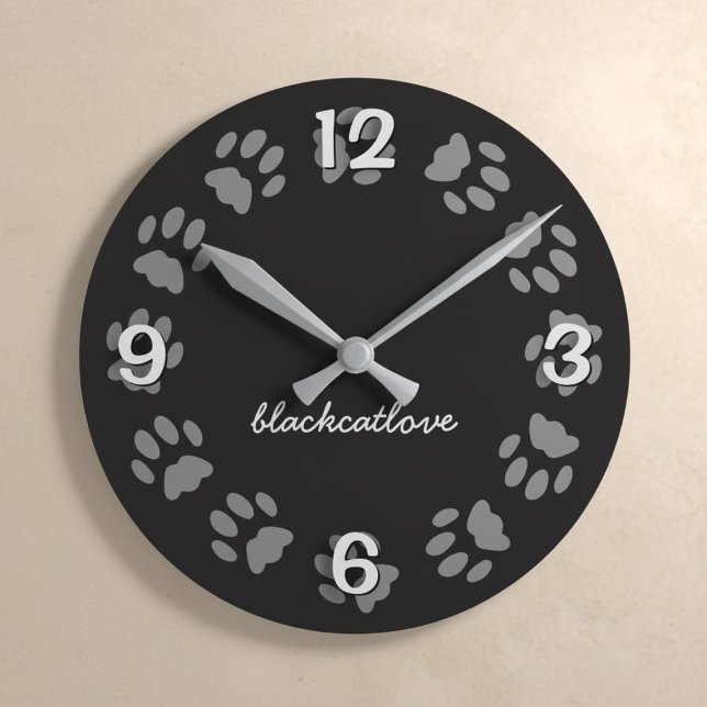 Relógio de Parede Personalizado com Pegada de Pata (A black cat paw print wall clock with your best friend's name. )