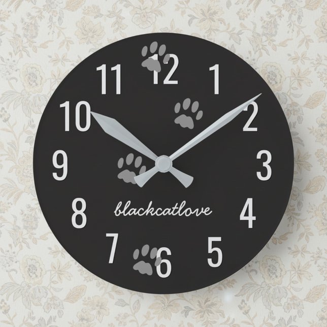 Relógio de Parede Personalizado com Pegadas de Pat (An easy to read clock with space for your cat's name or your own.)