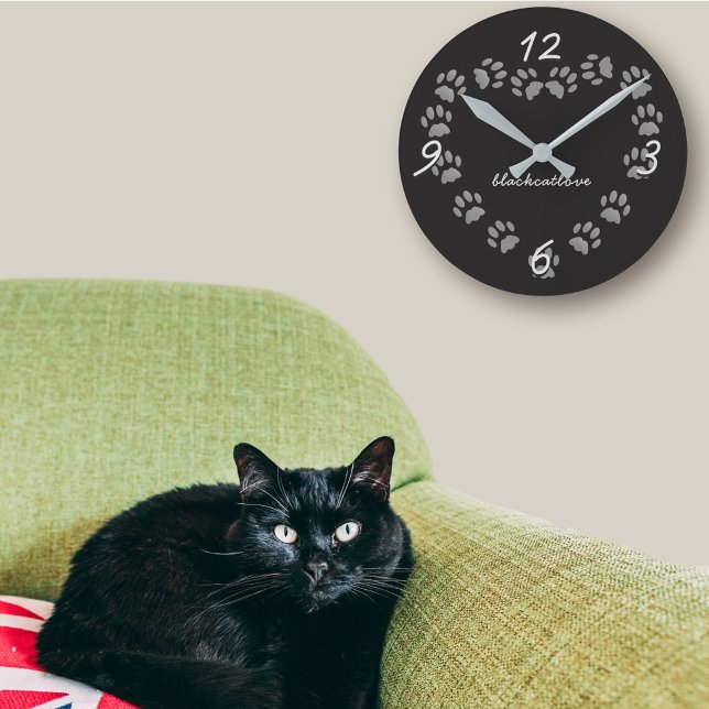 Relógio de Parede Personalizado Coração com Pegada (If you love black cats, you can add your cat's name or your own to this cute paw print heart clock)
