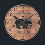 Relógio de Parede Personalizado da Madeira Rústica<br><div class="desc">Adicione um toque rústico à sua cabine ou decoração caseira com este relógio personalizado da parede da cabine, com uma cabana de efeito de madeira, Este relógio combina-se perfeitamente com a fazenda, a cabana ou a decoração da floresta. No centro, um urso ambulante em voo acrescenta um elemento impressionante, inspirado...</div>