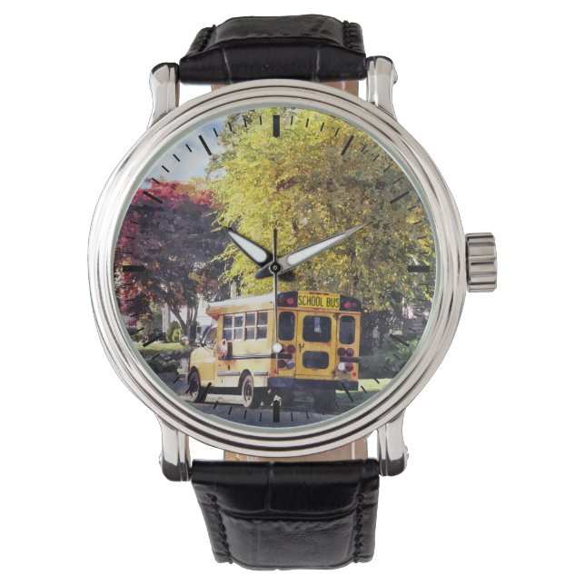 Relógio De Pulso Ônibus Escolar Estacionado No Outono (Frente)