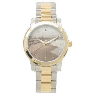 Relógio De Pulso Pegadas em um Foggy Beach Watch