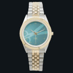 Relógio De Pulso Tesoura Teal e Monograma<br><div class="desc">Este relógio apresenta o seu monograma e uma tesoura contra um fundo verde teal,  com algarismos romanos dourados. Ele dá um presente perfeito para um cabeleireiro,  cabeleireiro,  alfaiate e muito mais.</div>