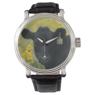 Relógio De Pulso Um bezerro no meio dos girassóis do Nebraska
