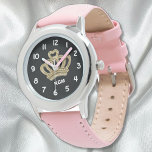 Relógio Dourada Princesa Coroa Garota<br><div class="desc">Personalize este relógio para a sua princesa favorita com suas próprias iniciais ao lado de uma coroa dourada cintilante impressa no rosto do relógio. Mostrado aqui em rosa e preto, mas você terá muitas outras cores de correias e estilos de bezel para personalizá-lo ainda mais. Excelente aniversário ou presente de...</div>