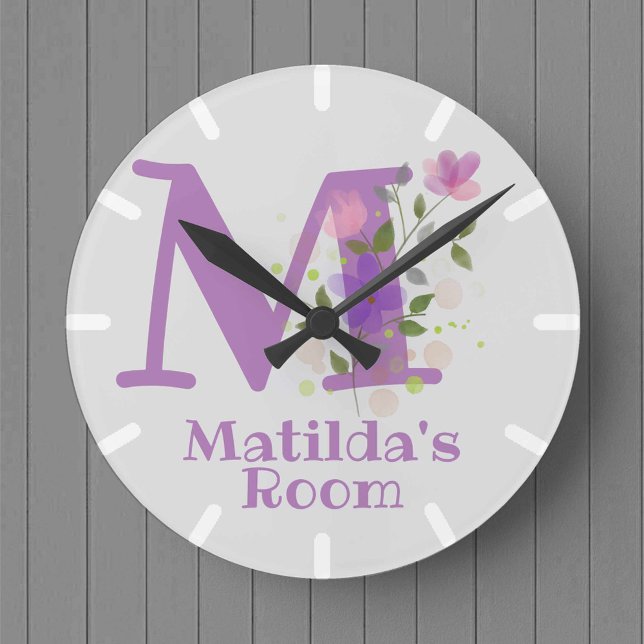 Relógio em um Design Floral com o Nome Matilda (Criador carregado)