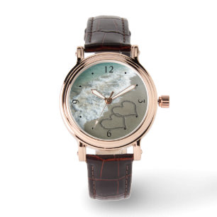 Relógio Encaixando Corações na Areia de Praia