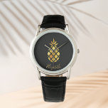 Relógio Escritório elegante do nome do abacaxi de ouro pre<br><div class="desc">Um abacaxi de ouro elegante e falso moderno em um fundo preto chic. Modelo para seu nome,  ouro em letras curvas. O nome é escrito com um script de estilo manuscrito de tendência.</div>