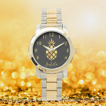 Relógio Escritório elegante do nome do abacaxi de ouro pre<br><div class="desc">Um abacaxi de ouro elegante e falso moderno em um fundo preto chic. Modelo para seu nome,  ouro em letras curvas. O nome é escrito com um script de estilo manuscrito de tendência. Números de ouro de 8 a 4.</div>