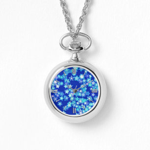 Relógio Estrelas, tons de azul pálido contra azul escuro