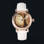 Relógio Floresta Mágica com Luzes Fadas<br><div class="desc">Um relógio com uma ilustração quimicamente encantadora em cores ricas marrom e amarela. Uma floresta mística mágica com uma grande árvore segurando uma lanterna antiquada. Luzes de fada dançando ao redor. Um design maravilhoso e encantador.</div>